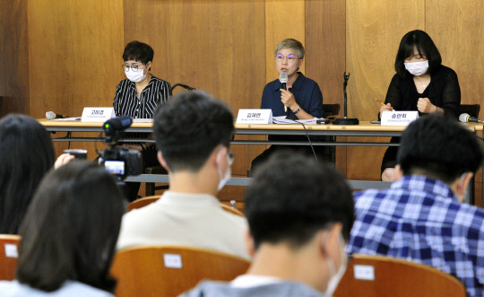 지난달 22일 서울 중구 한 기자회견장에서 열린 '서울시장에 의한 위력 성폭력 사건 2차 기자회견'에서 김재련 법무법인 온-세상 대표변호사가 발언하고 있다.   [연합뉴스]